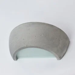 SOFFA LED Halbrunde Wandleuchte aus Leichtbeton